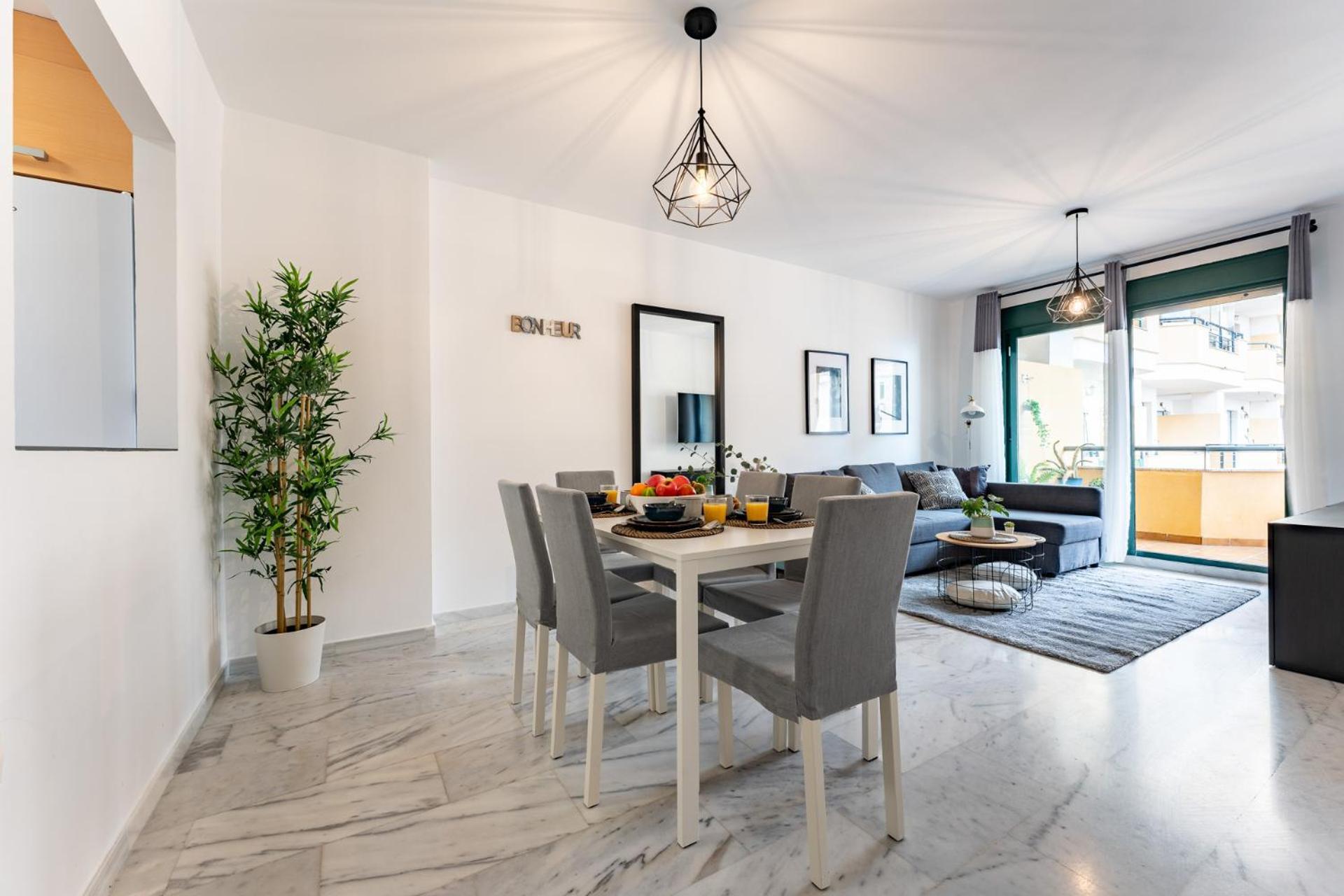 Coastal Comfort 2 Bed, Parking Pool And Terrace *