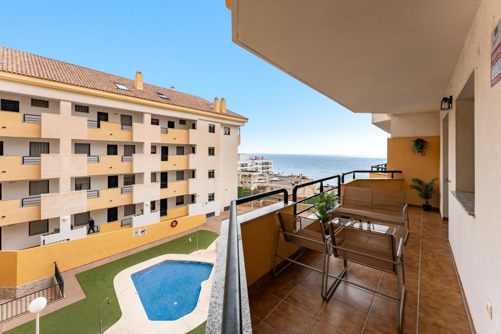 Coastal Comfort 2 Bed, Parking Pool And Terrace Benalmadena