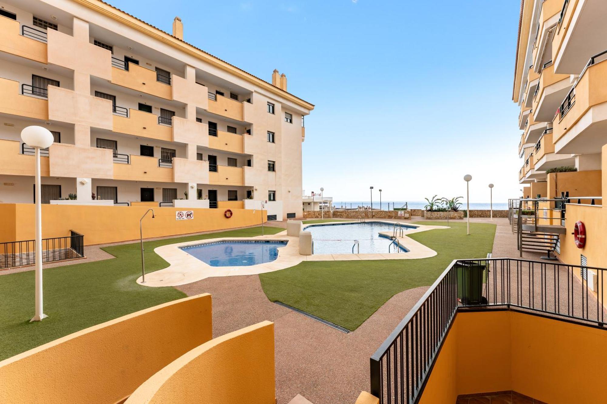 Coastal Comfort 2 Bed, Parking Pool And Terrace Apartment