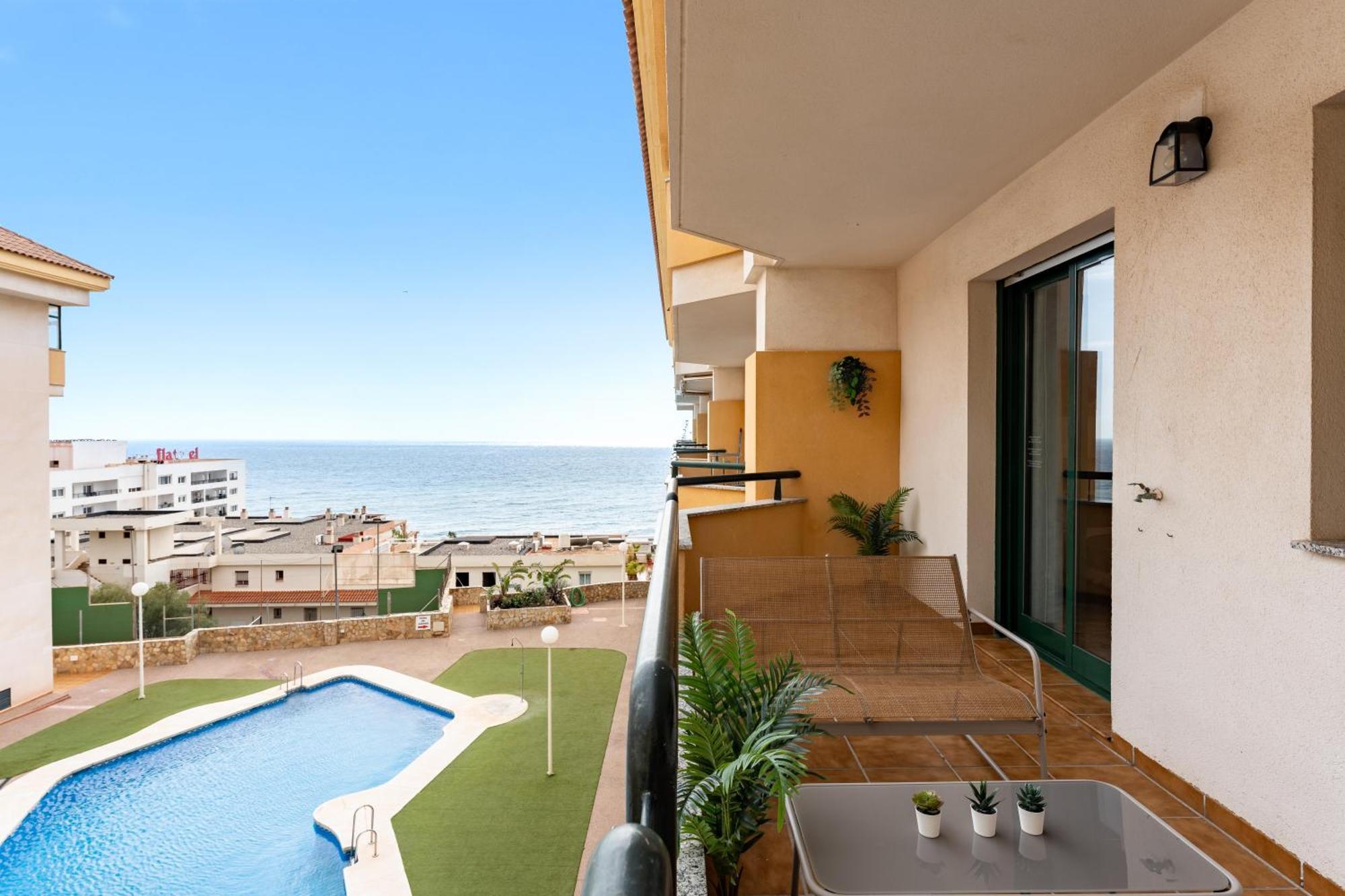Coastal Comfort 2 Bed, Parking Pool And Terrace Benalmadena