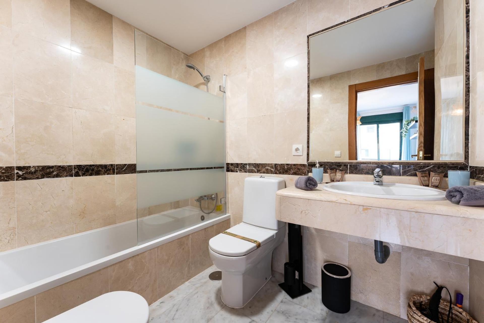 Coastal Comfort 2 Bed, Parking Pool And Terrace