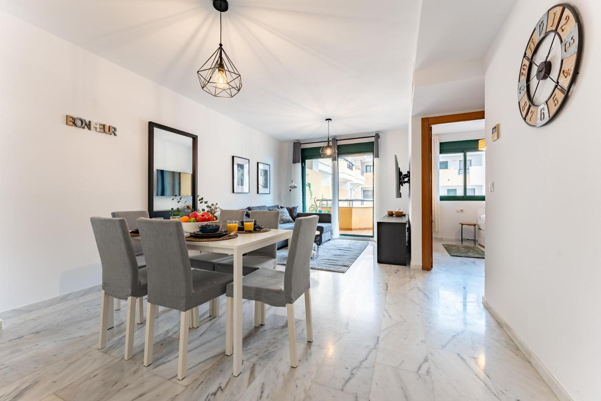 Coastal Comfort 2 Bed, Parking Pool And Terrace Apartamento Benalmádena