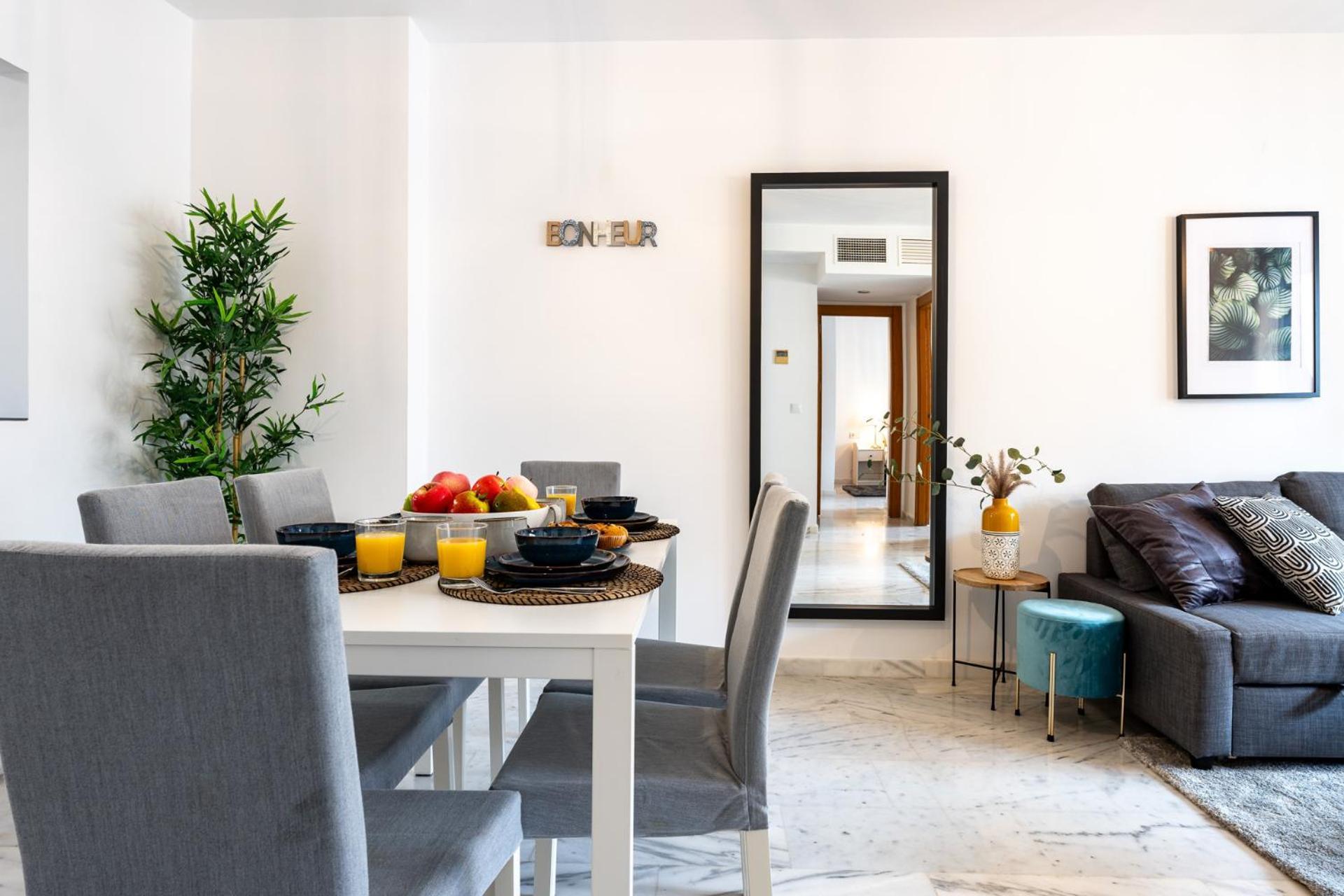 Coastal Comfort 2 Bed, Parking Pool And Terrace Benalmádena