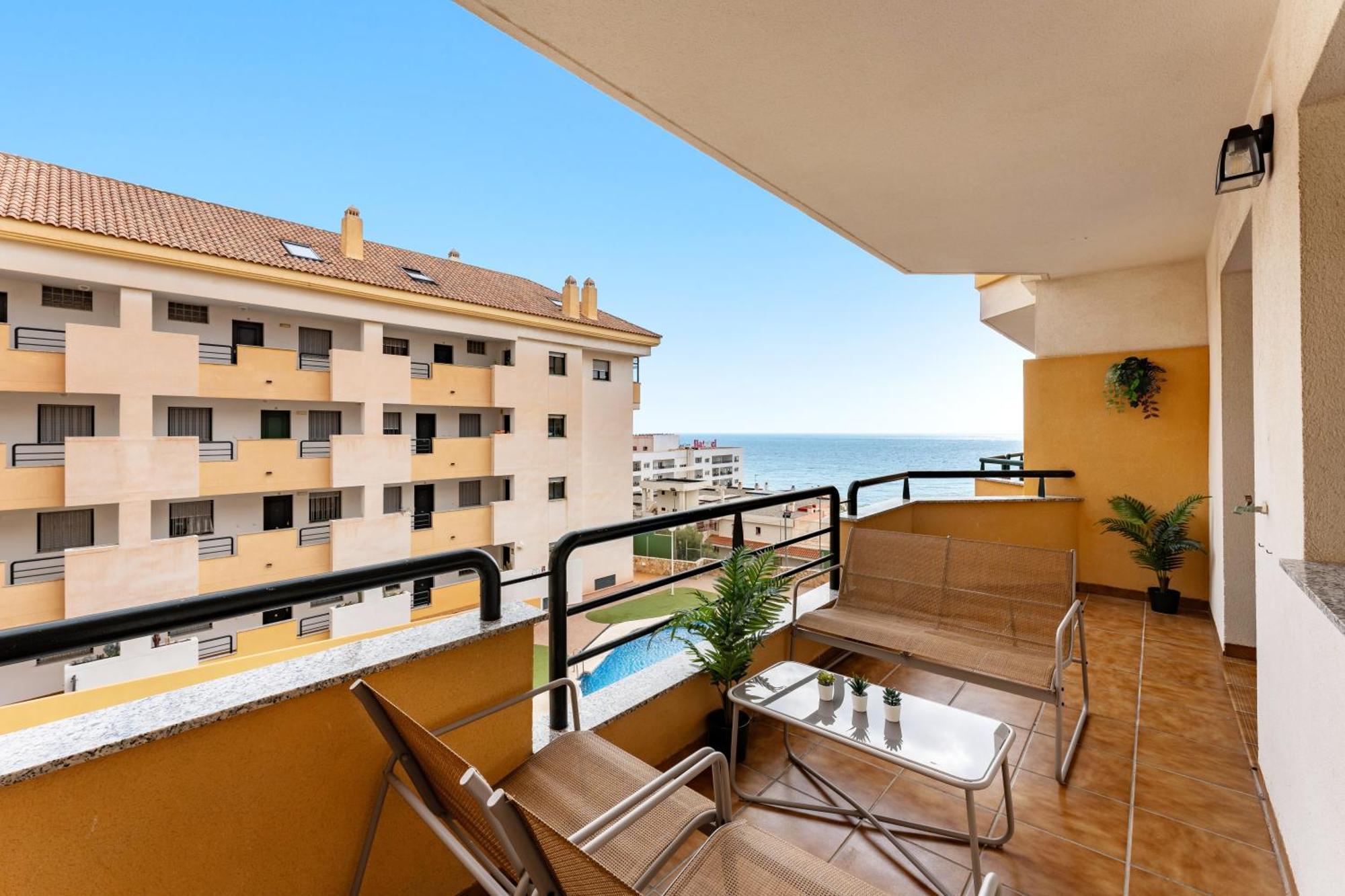 Coastal Comfort 2 Bed, Parking Pool And Terrace Apartamento