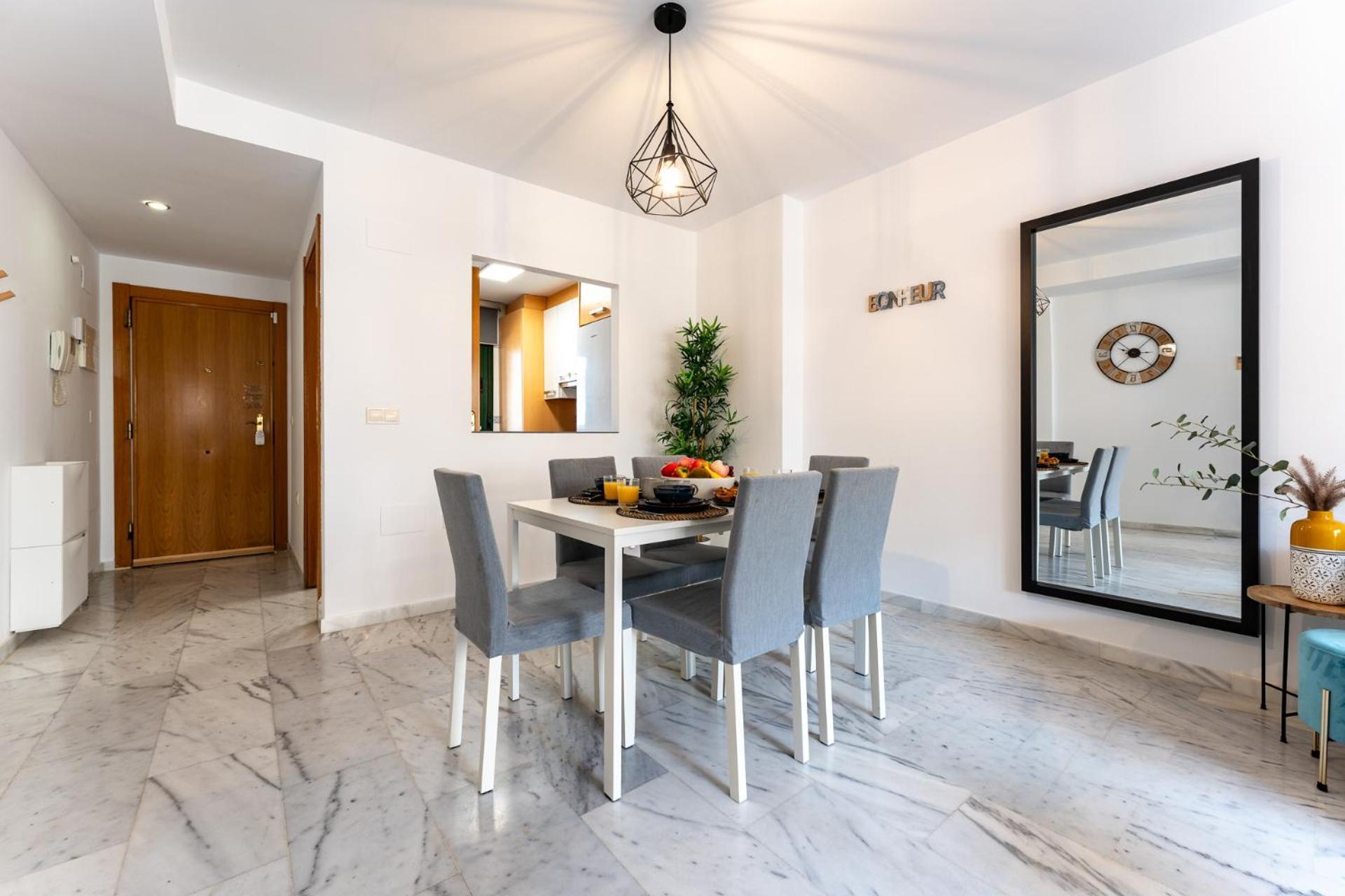 Apartamento Coastal Comfort 2 Bed, Parking Pool And Terrace Benalmádena